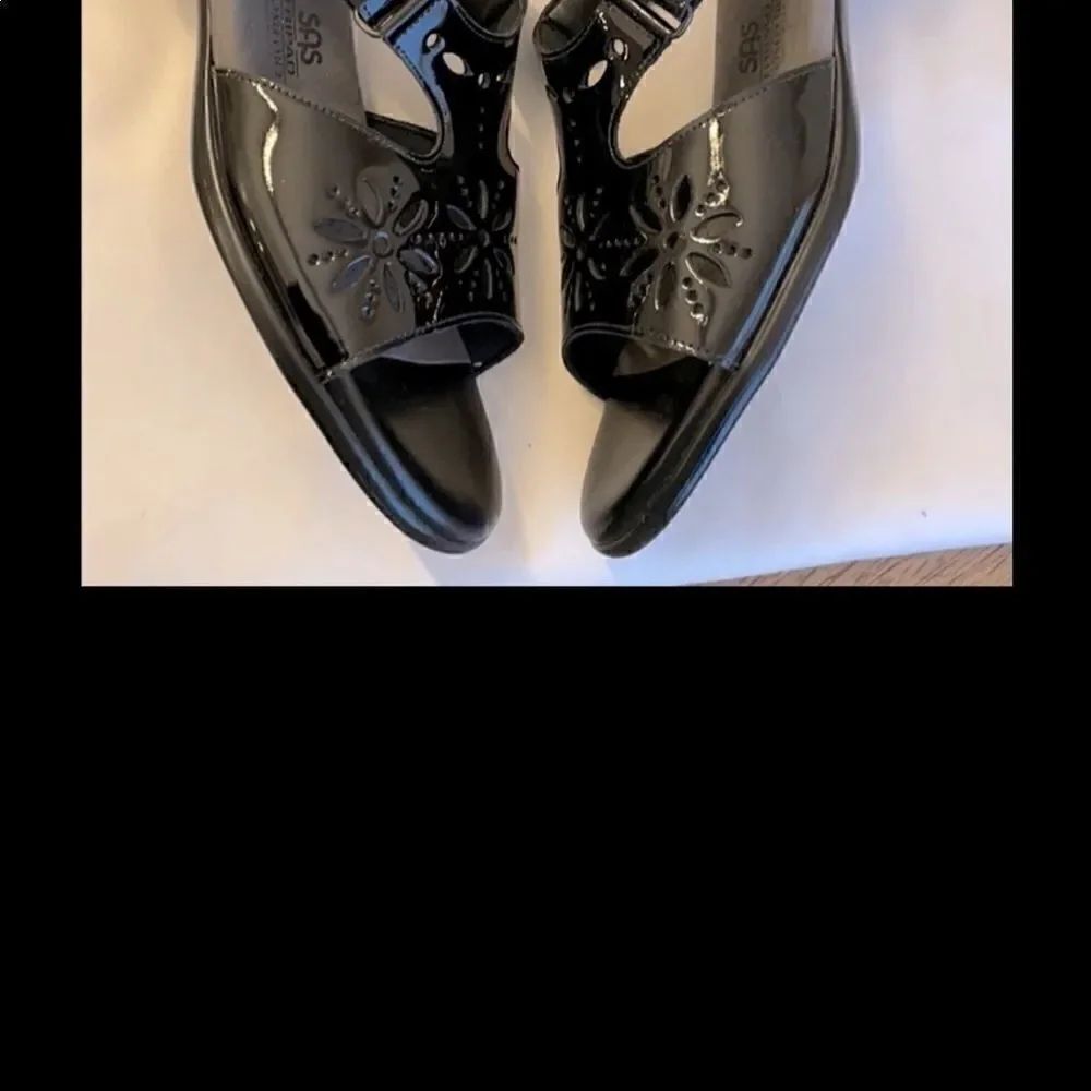 SAS SUNBURST BLACK PATENT CUT OUT SANDALS.… - Picture 3 of 7
